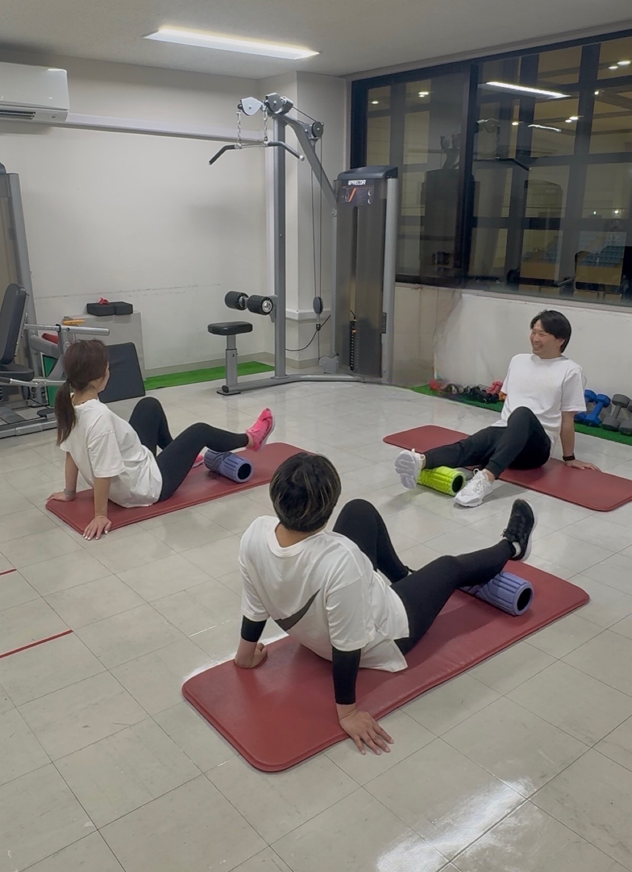 フォームローラーを使ってセルフケアをする人々